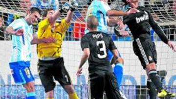 <b>UN SEGURO PARA EL MADRID. </b>Casillas solventó a la perfección las jugadas por alto, una de las principales armas del Málaga en la noche de ayer.