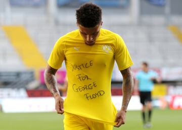 El jugador inglés del Borussia Dortmund aprovechó la celebración de uno de sus tres goles frente al Paderborn para protestar contra el racismo y pedir justicia para George Floyd. En la camiseta interior que l¡llevaba se podía leer: "Justice for George Floyd".