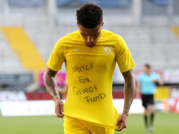 El jugador inglés del Borussia Dortmund aprovechó la celebración de uno de sus tres goles frente al Paderborn para protestar contra el racismo y pedir justicia para George Floyd. En la camiseta interior que l¡llevaba se podía leer: "Justice for George Floyd".