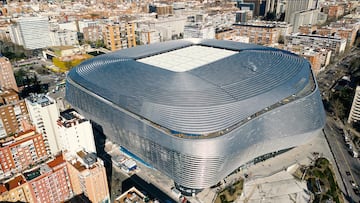 El feudo del Real Madrid se encuentra en el top-10 de los estadios con mayor capacidad del mundo. Tras la remodelación tiene capacidad para unas 85.000 personas. 