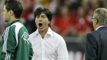 El entrenador alemán, Jopaquim Löw, ha sido sancionado por la UEFA con un partido, por lo que no podrá dirigir a su equipo desde el banquillo en el encuentro de cuartos de final contra Portugal.