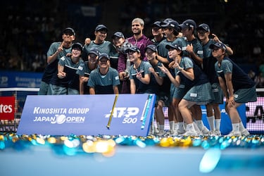 Carlos Alcaraz celebra la victoria en Tokio con los recogepelotas. 