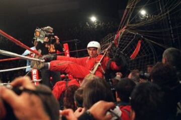 El combate entre Evander Holyfield y Riddick Bowe, el 6 de noviembre de 1993, celebrado en un área al aire libre en el Ceasar’s Palace de Las Vegas, fue detenido cuando un parcaidista llamado James Miller aterrizó entre el ring y los asientos de primera fila. Su paracaídas quedó enmarañado en las cuerdas del cuadrilátero y los aficionados le abroncaron. Le pelea se detuvo por 30 minutos y afortunadamente no hubo lesionados.