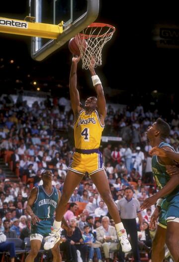 Fue una pieza instrumental de los maravillosos Lakers del showtime. Pasó diez años en L.A., donde volvió para terminar su carrera como mentor del Kobe Bryant rookie, y llegó a ser el máximo anotador del equipo en la temporada 1987/88, en la que anotó casi