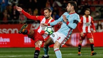 Hugo Mallo obstaculiza el golpeo de balón de Stuani durante el partido entre el Girona y el Celta.