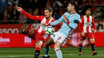 Hugo Mallo obstaculiza el golpeo de bal&oacute;n de Stuani durante el partido entre el Girona y el Celta. 