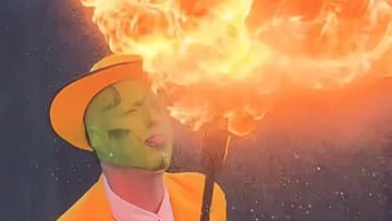 La Máscara escupiendo fuego