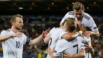 REFILE-QUALITY REPEAT Soccer Football - Germany v Spain - UEFA Euro U21 Championships Final - Cracovia Stadium, Krakow, Poland - 30 June 2017. Germany&#039;s Mitchell Weiser celebrates with his teammates after scoring a goal. REUTERS/Andrzej Iwanczuk