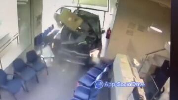 Un coche se empotra contra la sala de espera de un centro médico en Madrid