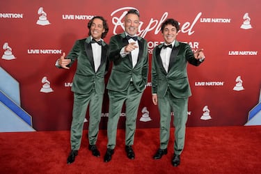 Cafe Quijano posan en la alfombra roja de la gala 'Persona del Año' de los Latin Grammy 2025. 