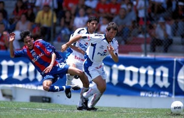 Paulo Serafín, del Atlante, pelea un balón con Cristian Traverso, del Querétaro, en la jornada 4 del Apertura 2002.