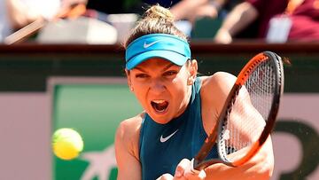 EPA4741. PARÍS (FRANCIA), 07/06/2018.- La tenista rumana Simona Halep devuelve la bola a la española Garbiñe Muguruza durante el partido de semifinales de Roland Garros, en París, Francia, hoy, 7 de junio de 2018. EFE/ Caroline