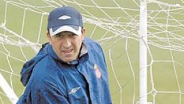 <b>A LA ESPERA. </b>Cristóbal Parralo no quiere prisas en la renovación de Lotina y los que acaban contrato.