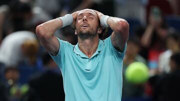 Arthur Rinderknech celebra su triunfo contra Daniil Medvedev en Shanghái.