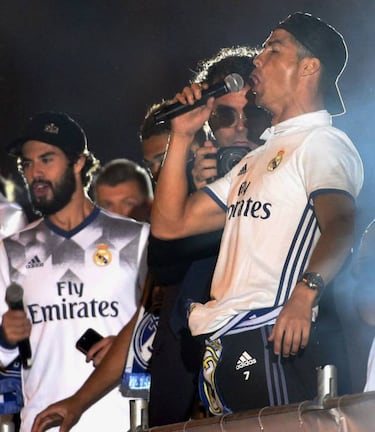 Madrid celebrate title at Cibeles with chants aimed at Piqué