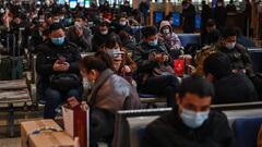 Passengers wearing face masks as a preventive measure against the Covid-19 coronavirus wait for their train at Wuhan railway station in Wuhan, China&#039;s central Hubei province on November 25, 2020. (Photo by Hector RETAMAL / AFP)
