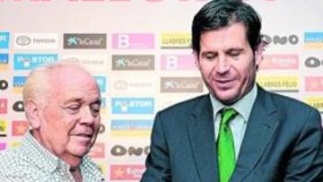 <b>SU RELEVO. </b>Alemany, junto a los hermanos Martí Mingarro.