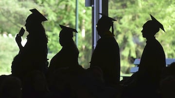 ARCHIVO - En esta foto de archivo del viernes 1 de junio de 2018, los graduados se recortan contra el paisaje verde mientras se alinean para recibir sus diplomas en los ejercicios de graduación de Berkshire Community College en el Shed at Tanglewood en Lenox, Massachusetts.