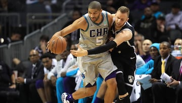 Nicolas Batum peleando un bal&oacute;n con Dzanan Musa.