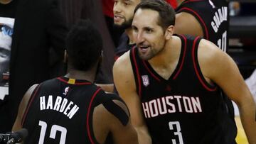 James Harden y Ryan Anderson tras ganar en Golden State