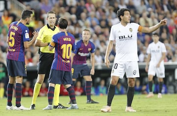 El árbitro González González y Leo Messi.