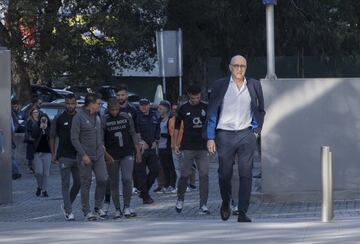 La plantilla de los Dragones Azules estuvo en el Hospital CUF de Oporto visitando a su portero Iker Casillas.