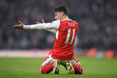 El mediocentro ofensivo alemán estuvo cerca de jugar para el Barcelona. En 2017 se habló de su posible llegada en una transacción que incluía a Turan, además el jugador pidió 19 millones de euros brutos al año y una suculenta prima de fichaje, pero no se logró llegar a un acuerdo por lo que continuó con el Arsenal.