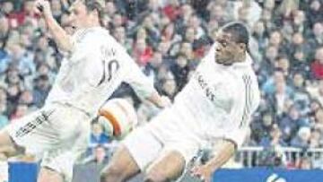 <b>EL GOL DE LA VICTORIA. </b>Los rojiblancos reclaman fuera de juego y Cassano y Baptista intentan rematar el balón.