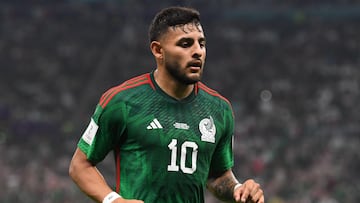 Alexis Vega en un partido con México.