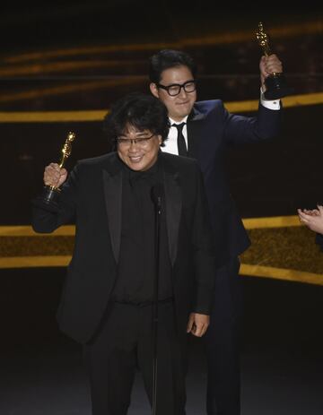 Bong Joon Ho y Han Jin Won recogen el premio por 'Parásitos'. 