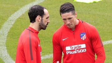 Juanfran, junto a Torres durante un entrenamiento.