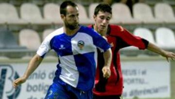 <b>POCO ACERTADOS. </b>Arteaga controla un balón, ayer, en Reus.