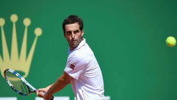 Albert Ramos devuelve una bola ante Andy Murray durante su partido de tercera ronda en el Masters 1.000 de Montecarlo.