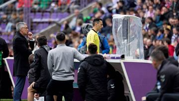 GRAF7429. VALLADOLID, 07/04/2019.- El árbitro José María Sánchez consulta el VAR durante el partido de LaLiga entre el Real Valladolid y el Sevilla, correspondiente a la Jornada 31 que se disputa en el estadio Municipal Jos&eac