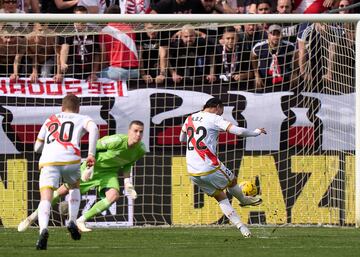 Raúl de Tomás transforma el penalti para poner el empate en el marcador.