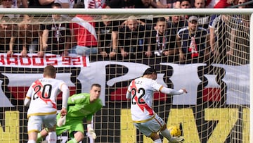 Raúl de Tomás transforma el penalti para poner el empate en el marcador.