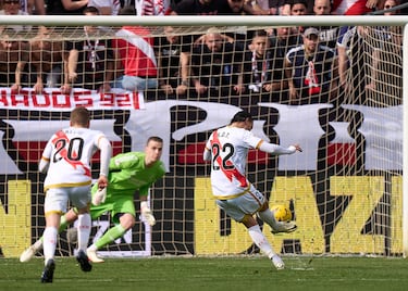 Raúl de Tomás transforma el penalti para poner el empate en el marcador.