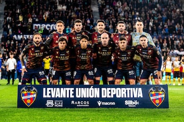 El once inicial del Levante UD con la camiseta solidaria antes del inicio del encuentro de Liga ante el Elche CF. 