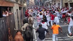 Corredores durante el cuarto encierro de las fiestas de San Fermín 2023.