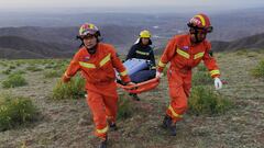 Personal de rescate acude a la carrera de monta&ntilde;a en China.