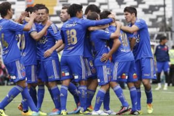 La U festeja el gol de Fernández. El partido está empatado y los dos equipos salen a buscar la victoria.