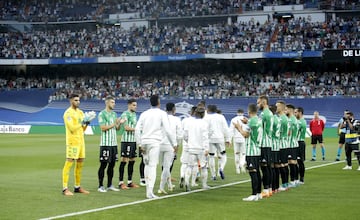 El Betis hace el pasillo al Real Madrid, campeón de LaLiga.