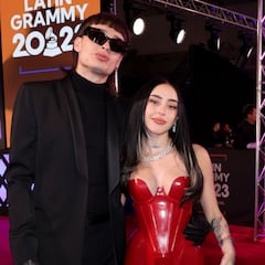 Peso Pluma y Nicki Nicole debutan como pareja en la red carpet de los Latin Grammy