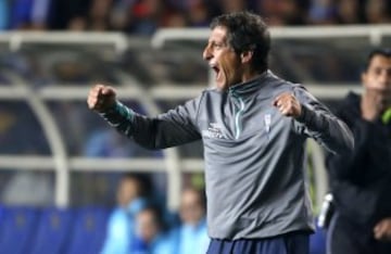 El entrenador de Universidad Catolica Mario Salas da instrucciones a sus jugadores durante el partido de Super Copa contra Universidad de Chile disputado en el estadio Ester Roa de Concepcion, Chile.
15/09/2016