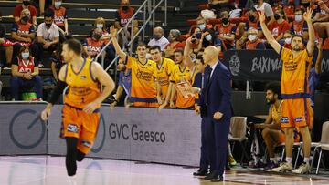 Los jugadores de banquillo del Valencia Basket celebra una canasta ante el Baxi Manresa.