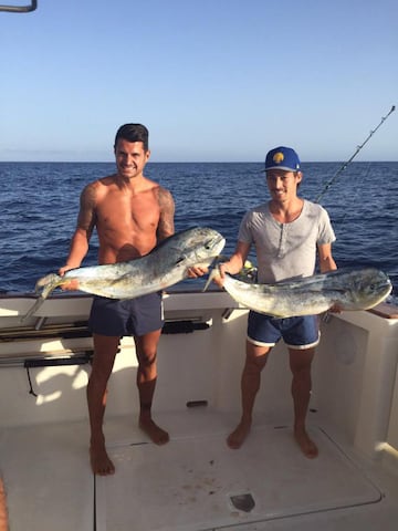 Junto a Vitolo mostrando sus capturas tras un aprovechable día de pesca.