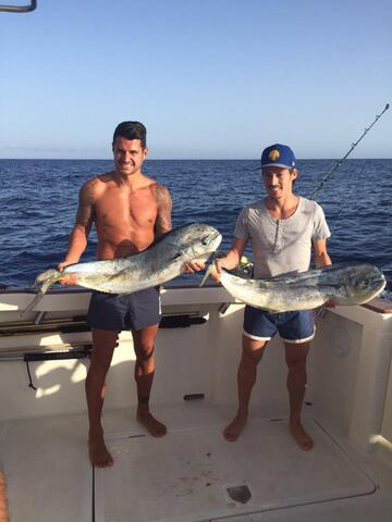 Junto a Vitolo mostrando sus capturas tras un aprovechable d¨ªa de pesca.
