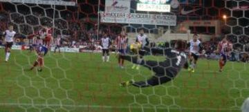 Penalti que lanza Diego Costa y detiene Diego Alves.