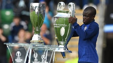 N&#039;Golo Kant&eacute; pone el t&iacute;tulo de la Champions League en la ceremonia de previa la final de la Supercopa de Europa