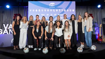 Las futbolistas de Liga F posan con Beatriz Álvarez en la gala celebrada en Madrid.